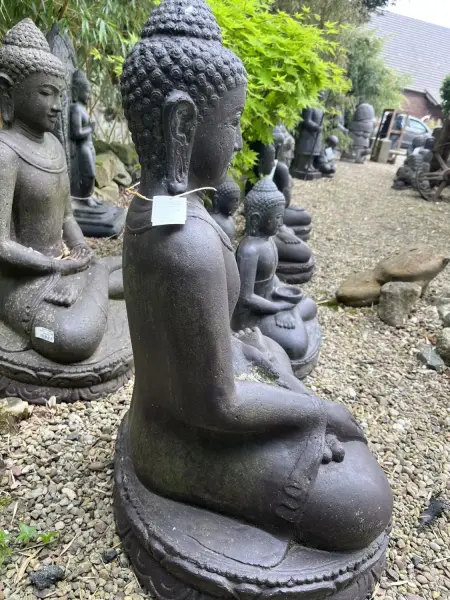 Artikelbild 2 des Artikels “Ausstellungsstück - Sitzender Buddha, Indien, 80 cm Höhe, Kunststein, hohl, handgefertigt & farbig. “