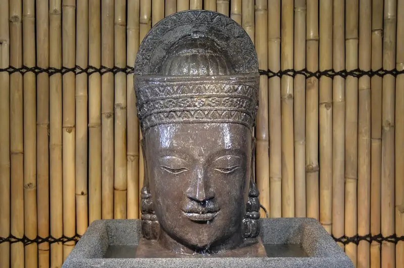 Product image 2 of the product “Khmer-Head (070cm) as water feature with different top. 46 x 36 x 85cm. Stone cast, handcrafted & coloured ”