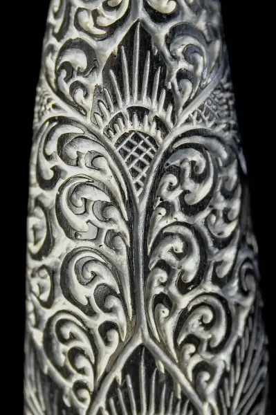 Artikelbild 2 des Artikels “Graviertes Horn aus Kokosnuss, doppel, handbemalt “