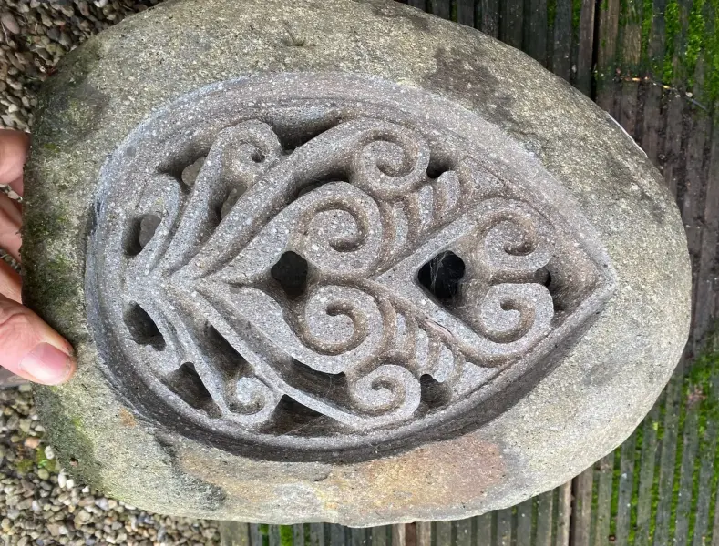 Artikelbild 2 des Artikels “Ausstellung - Gartenlaterne aus Flussstein, geschlitzt (Motiv), ca. 35 cm “