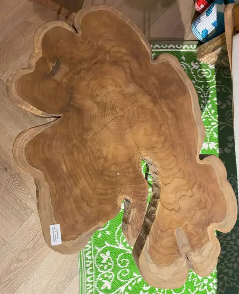 Artikelbild 3 des Artikels “Unikat - Beistelltisch mit Metallbeinen, die Platte ist aus einem Stück Teakwurzel gefertigt. Größe etwa 80cm Länge und 50 cm Breite, 5,5cm Dicke, Höhe ist 45cm “