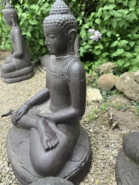 Artikelbild 3 des Artikels “Ausstellungsstück - Sitzender Buddha, Indien, 80 cm Höhe, Kunststein, hohl, handgefertigt & farbig. “