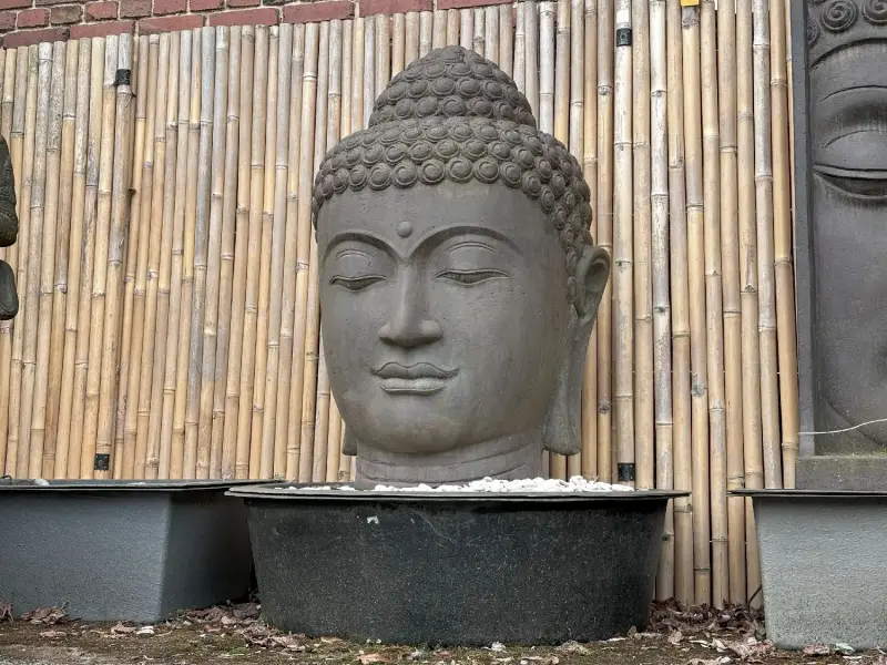 Artikelbild 3 des Artikels “Buddhakopf als Wasserspiel, 132 cm Höhe, Kunststein, hohl, handgefertigt & farbig. Eingefaerbt in der Farbe Antik-Finish “