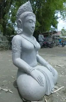 Artikelbild 3 des Artikels “Die Skulptur ist Putri Bali (sitzende Damen) aus Riverstone “