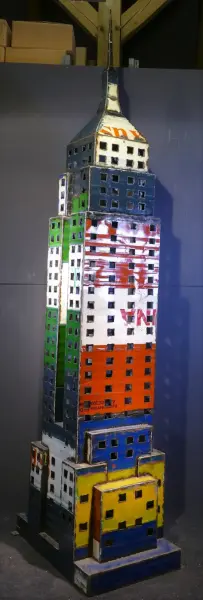 Artikelbild 4 des Artikels “Empire State Building, 240cm Höhe, Skulptur aus upcyceletem Ölfass “