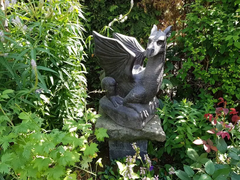 Product image 5 of the product “Sitting dragon on stone, looking to the right, ca. 65 cm H ”