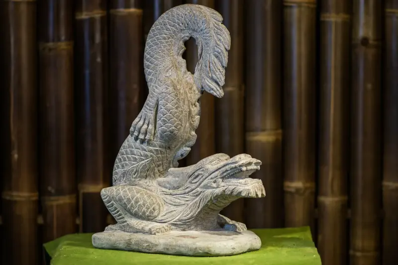 Product image 5 of the product “Dragon erected on base, river stone, ca. 50 cm H ”