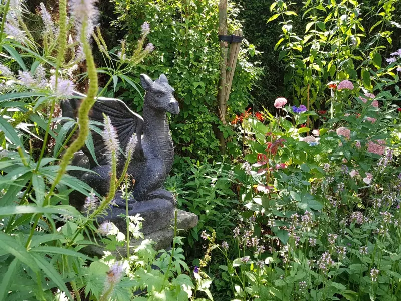 Product image 6 of the product “Sitting dragon on stone, looking to the right, ca. 65 cm H ”
