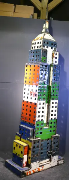 Artikelbild 6 des Artikels “Empire State Building, 240cm Höhe, Skulptur aus upcyceletem Ölfass “