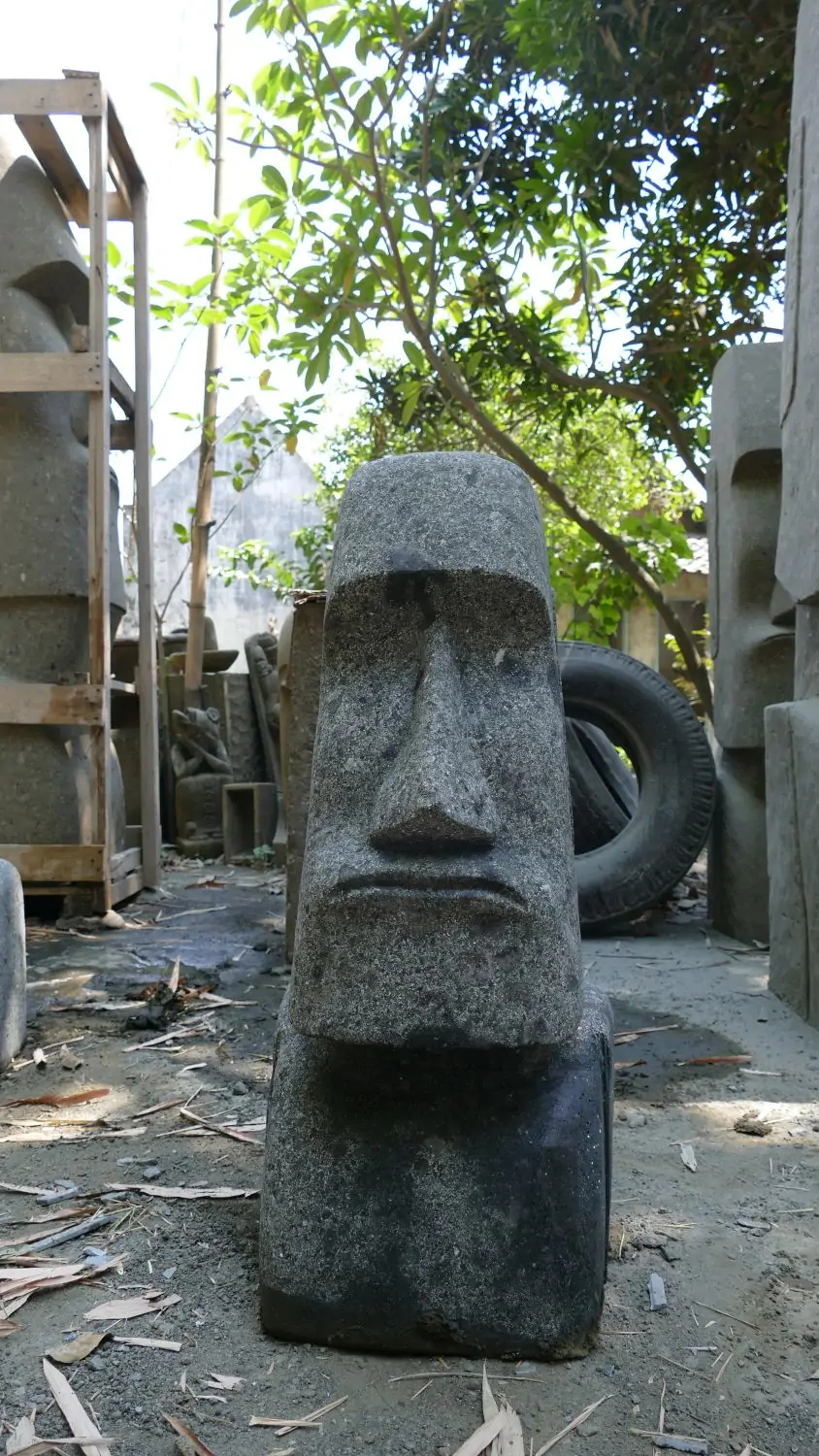 Product image 1 of the product “Moai head, 75 cm H | Natural stone (Basanit), stonemasonry ”