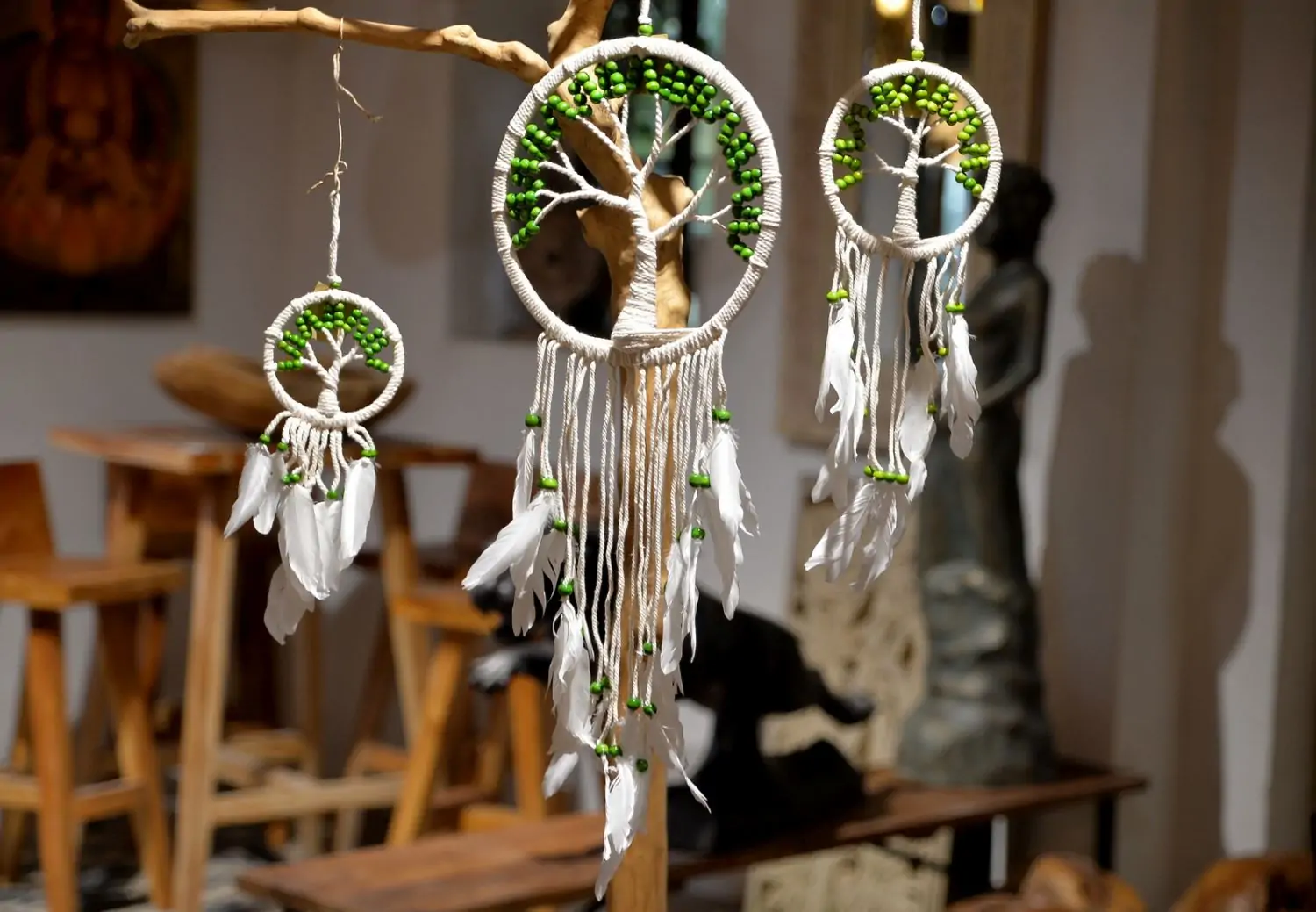 Artikelbild 1 des Artikels “Traumfänger, Baum des Lebens in weiß, mit Holzperlen, grün “