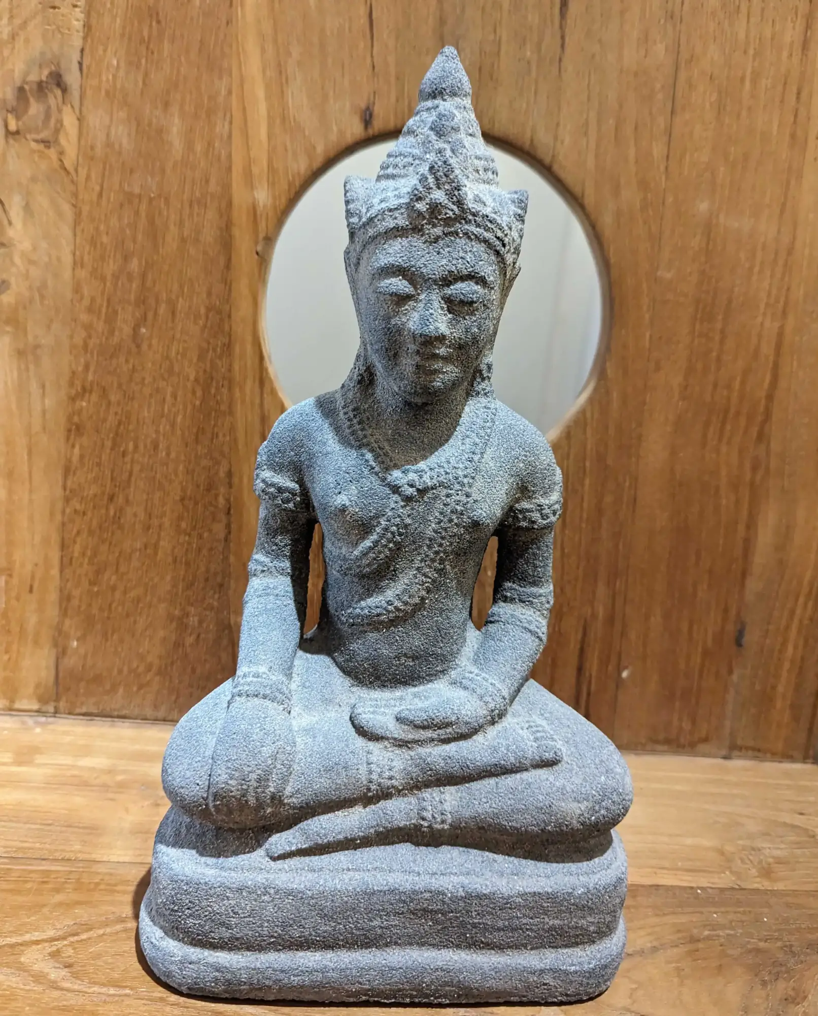 Artikelbild 1 des Artikels “Buddha, sitzend - Khmer, 30 cm hoch, Lavasteinguss, antikisiert “