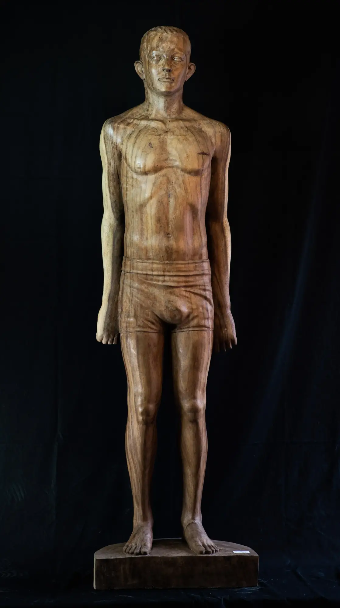 Artikelbild 1 des Artikels “Unikat: Stehender Mann – lebensgroßes Kunstobjekt aus Suarholz “