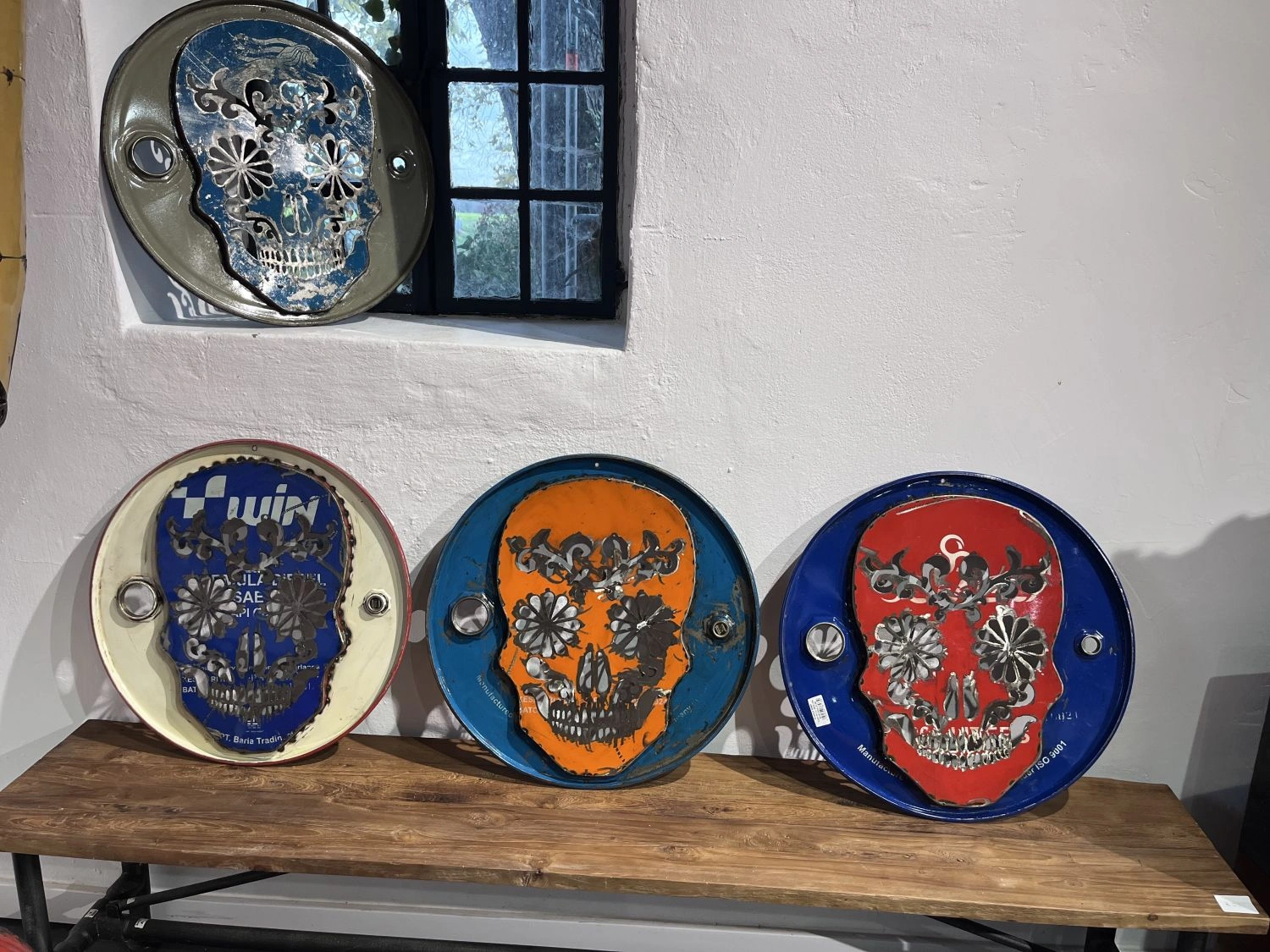 Artikelbild 1 des Artikels “Totenkopf auf Fassdeckel, 60 cm, Objekt aus einem upcycled Ölfass. Stahlblech “