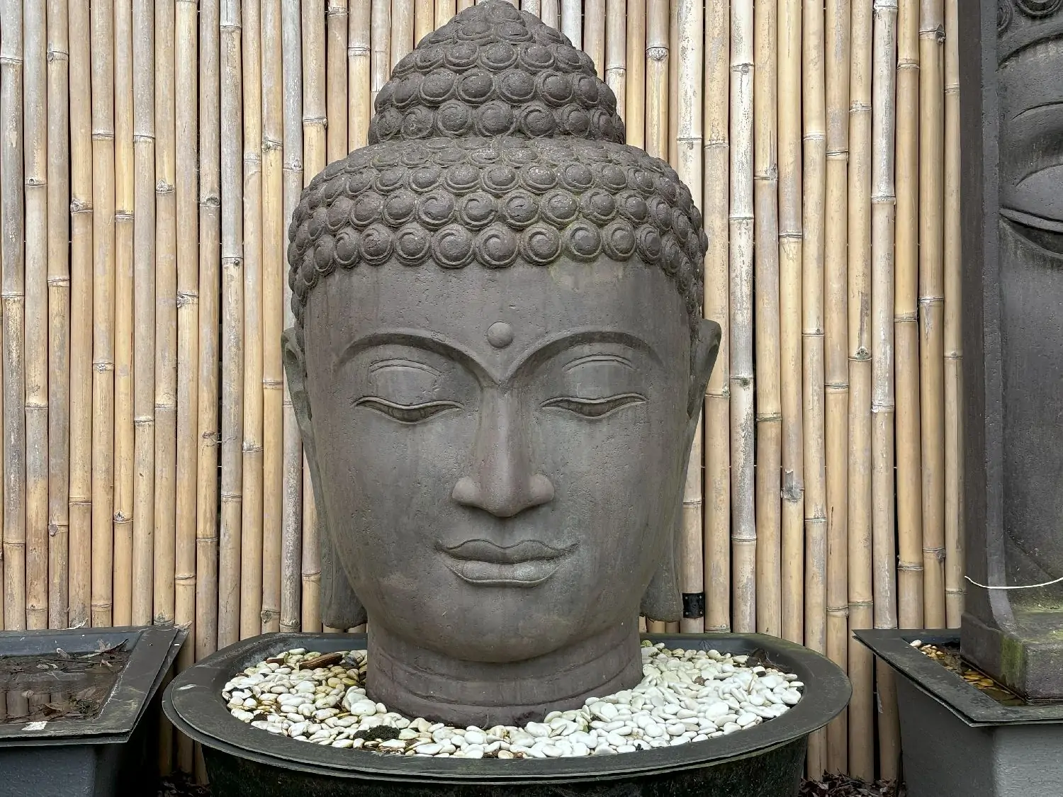 Artikelbild 1 des Artikels “Buddhakopf als Wasserspiel, 132 cm Höhe, Kunststein, hohl, handgefertigt & farbig. Eingefaerbt in der Farbe Antik-Finish “