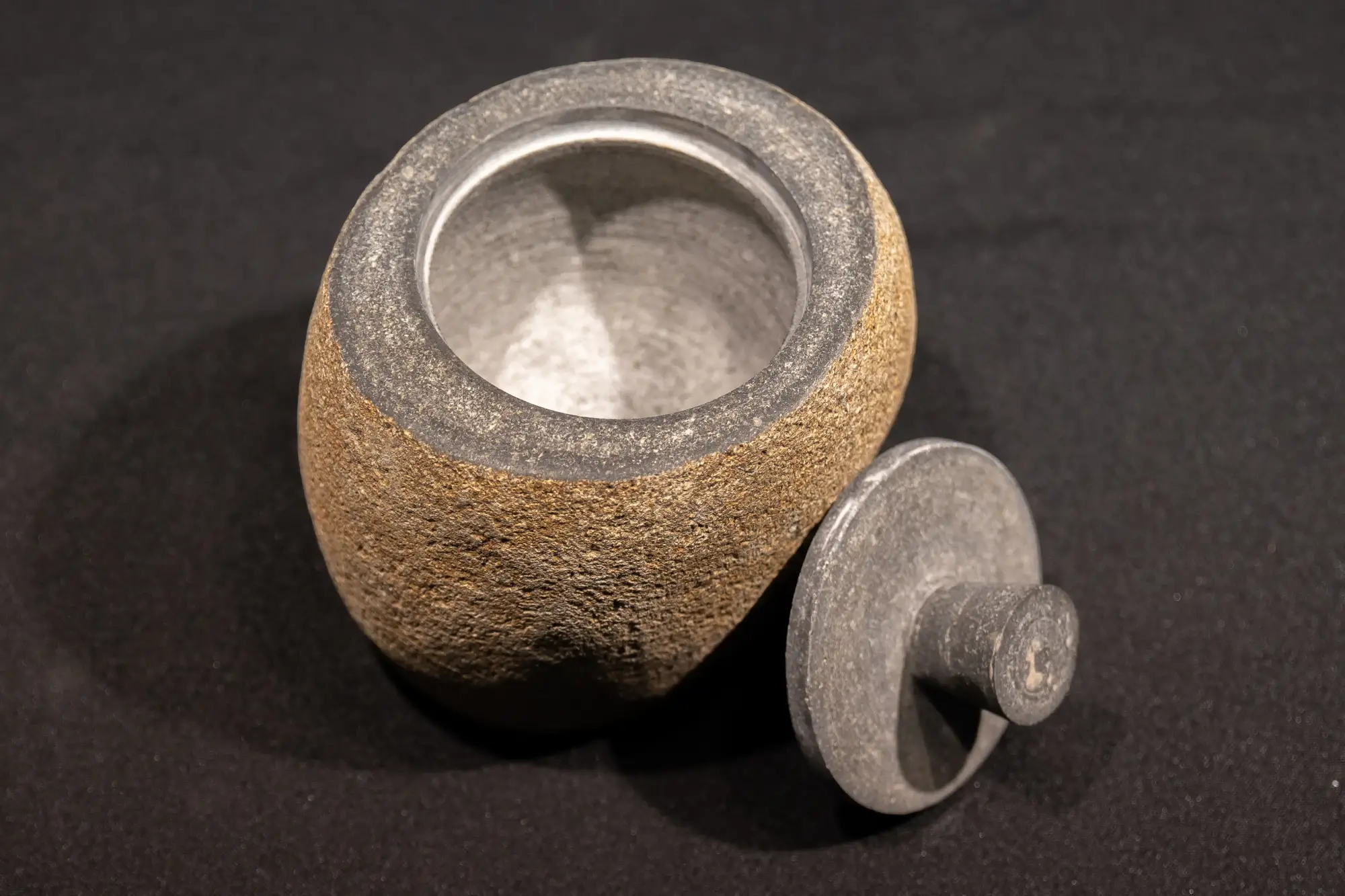 Artikelbild 1 des Artikels “Steingefäß mit Deckel aus edlem Flussstein “