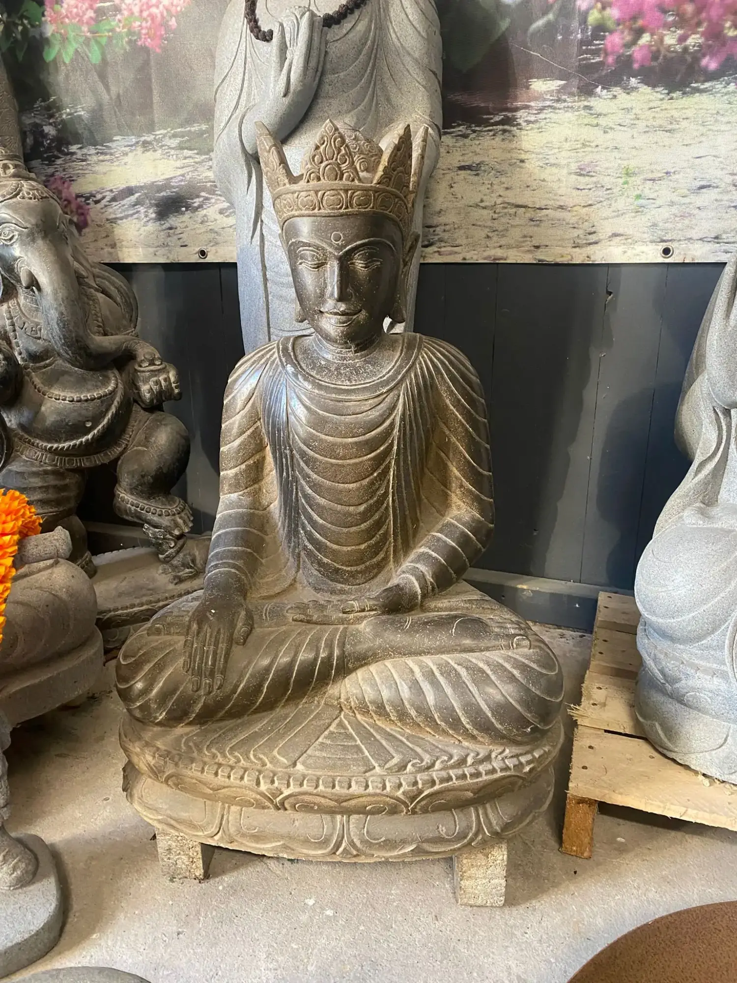 Artikelbild 1 des Artikels “Sitzender Buddha mit Diadem, 80cm hoch, Antikfinish “
