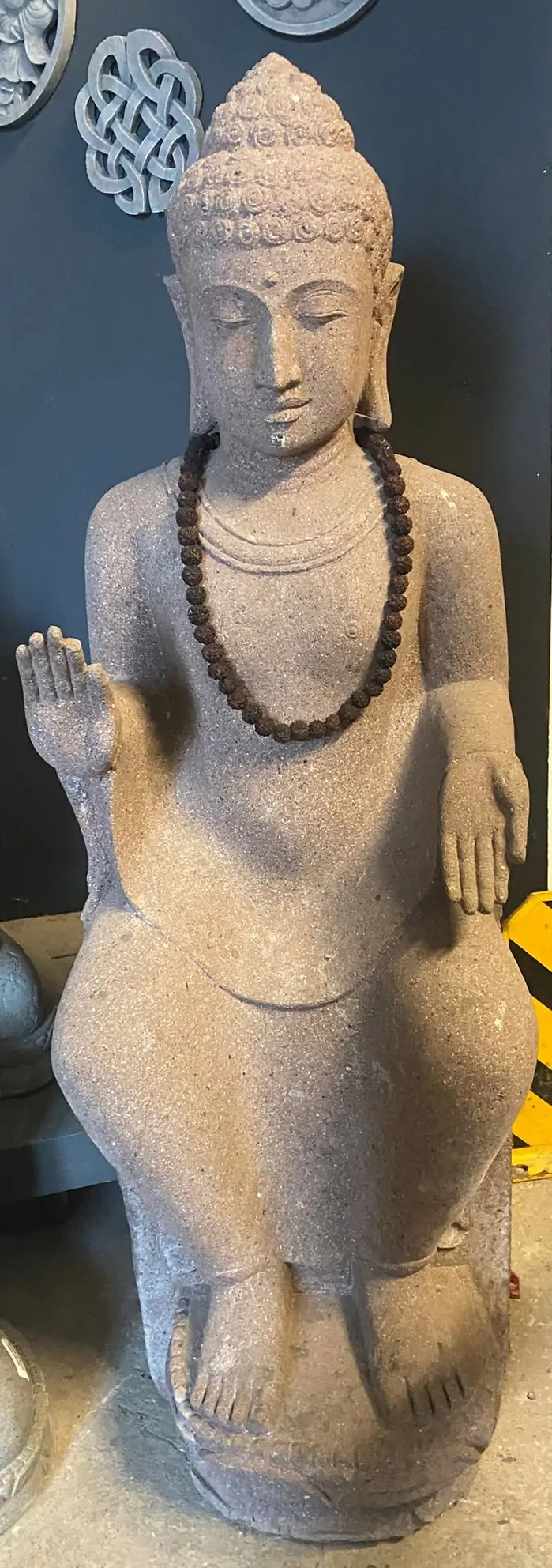 Artikelbild 1 des Artikels “EINZELSTÜCK - Sitzender Buddha auf Sockel, 130 cm H, rötlicher Flussstein “