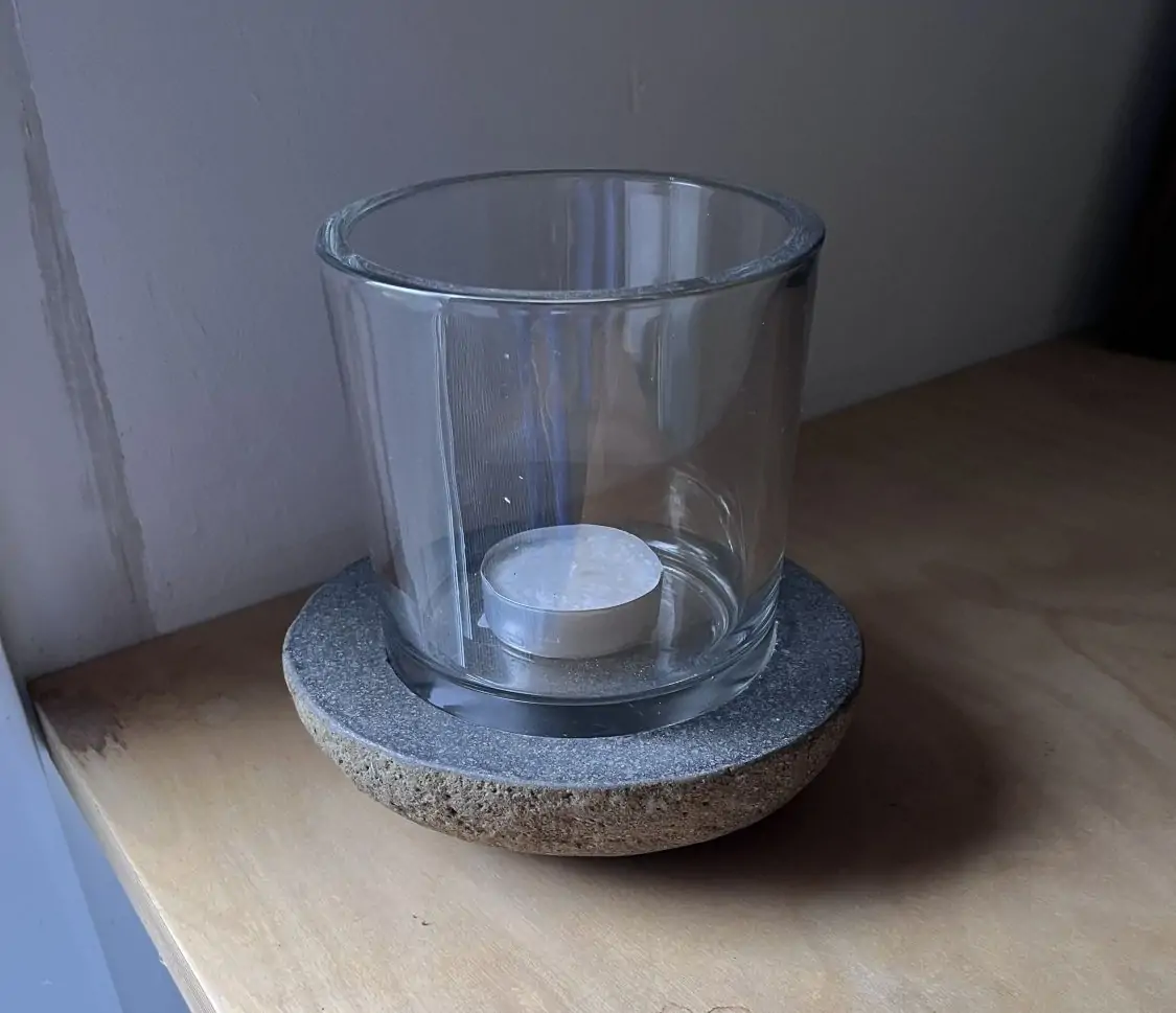 Artikelbild 1 des Artikels “Windlicht aus Flussstein mit Glas – 12,5 cm Ø “