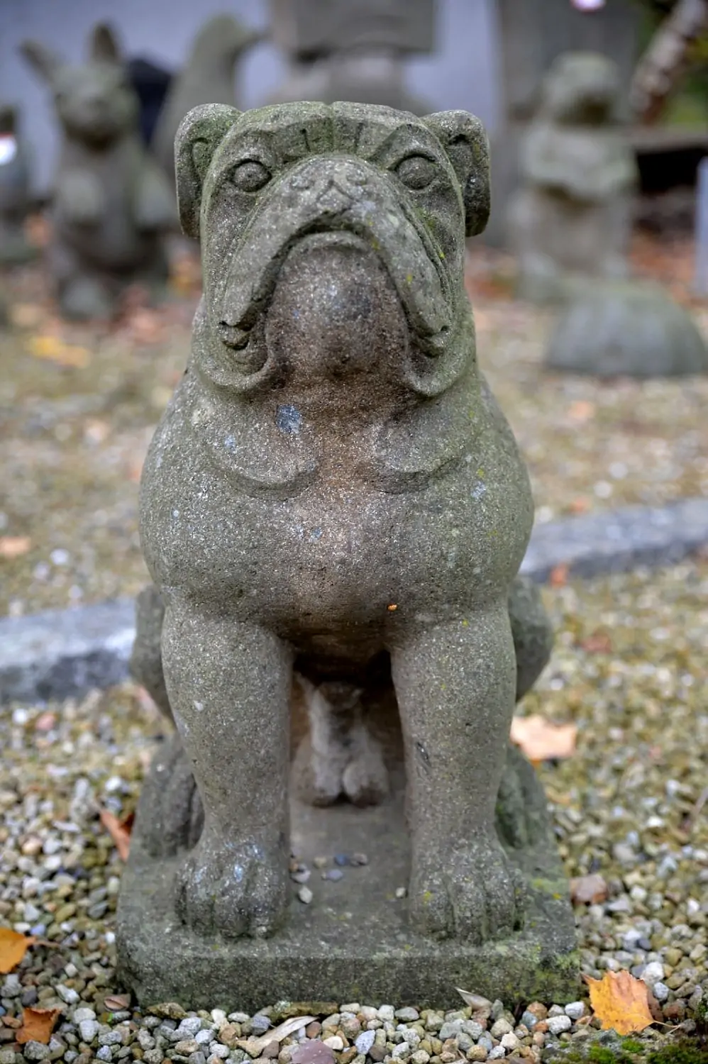 Artikelbild 2 des Artikels “Sitz. Bulldogge auf Sockel, ca. 60 cm hoch “