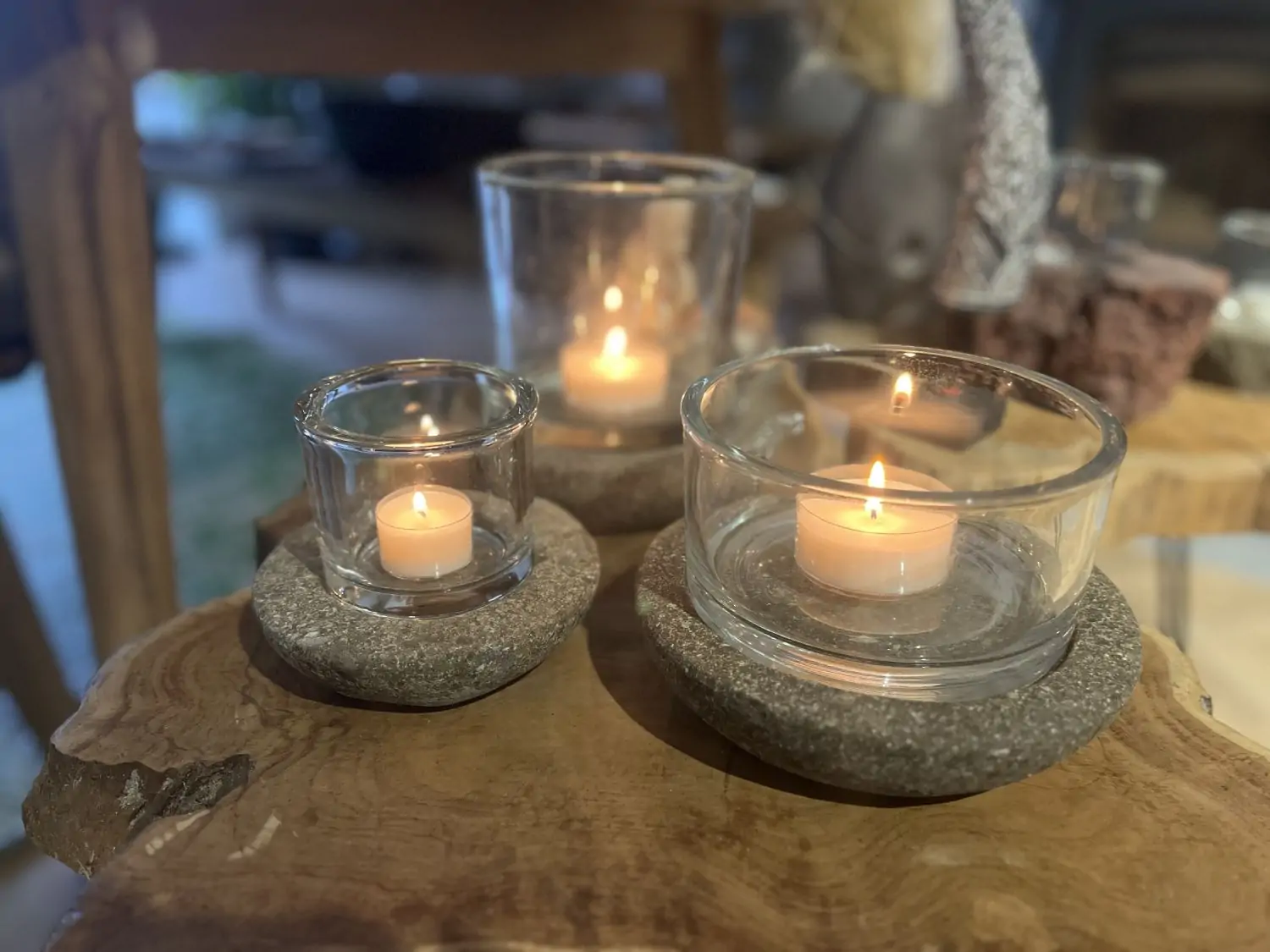 Artikelbild 2 des Artikels “Windlicht aus Basanit mit Glas – 14 cm Ø “