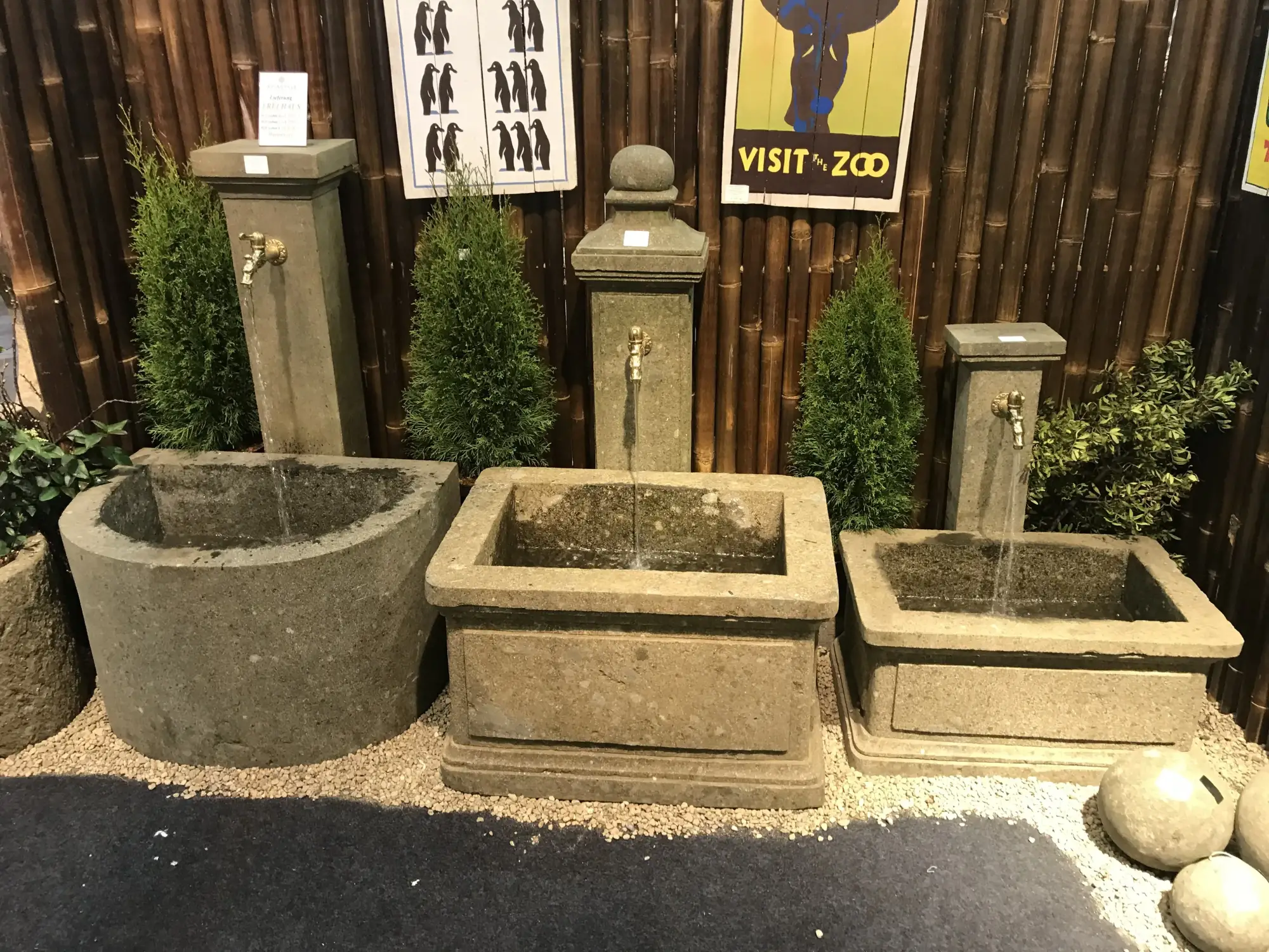 Artikelbild 2 des Artikels “Wandbrunnen Modell Genua, 120 cm Höhe, Naturstein (Basanit), Steinmetzarbeit, inkl. Pumpe, Rohre, Wasserhahn, Bohrung. Naturstein, Grau “