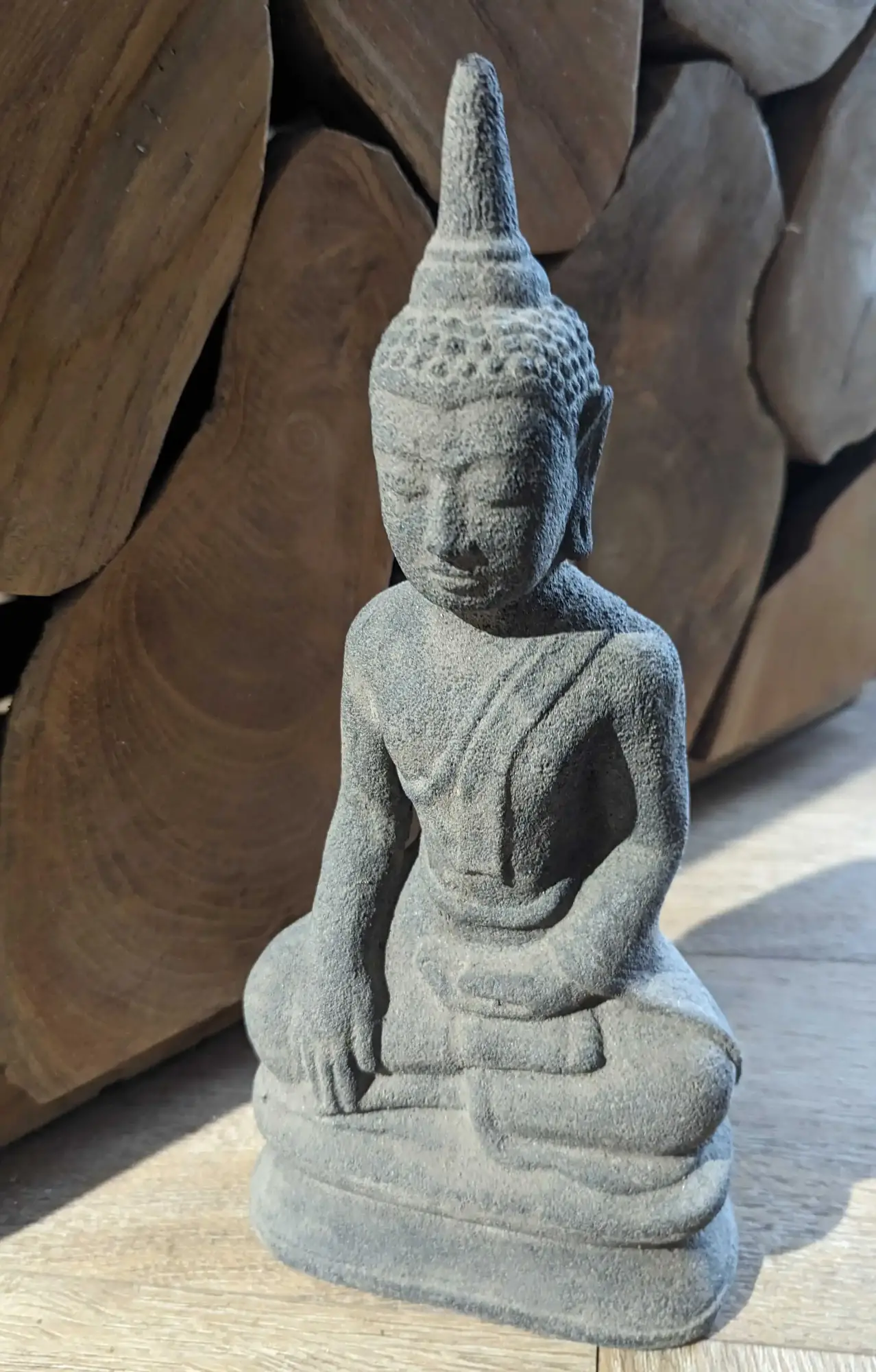 Artikelbild 2 des Artikels “Sitzender Buddha, thailändisch, 30cm hoch, aus gegossenem Lavagestein, handgefertigt & gefärbt “