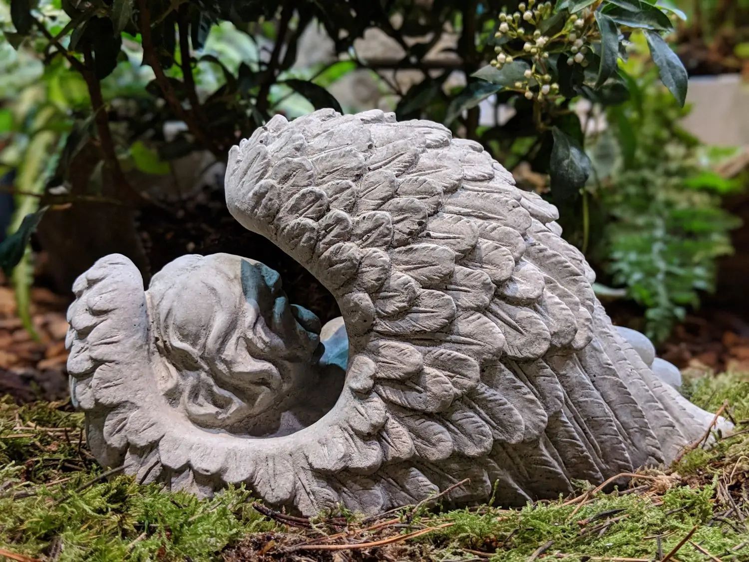 Artikelbild 2 des Artikels “Schlafender Engel im Flügel, Gartenfigur, 25 cm “