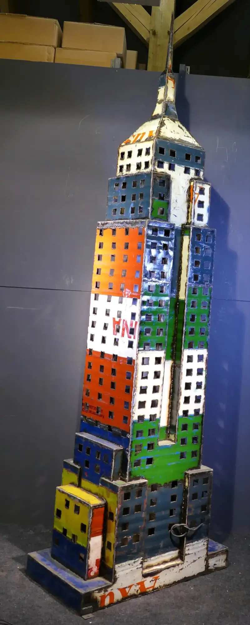 Artikelbild 2 des Artikels “Empire State Building, 240cm Höhe, Skulptur aus upcyceletem Ölfass “
