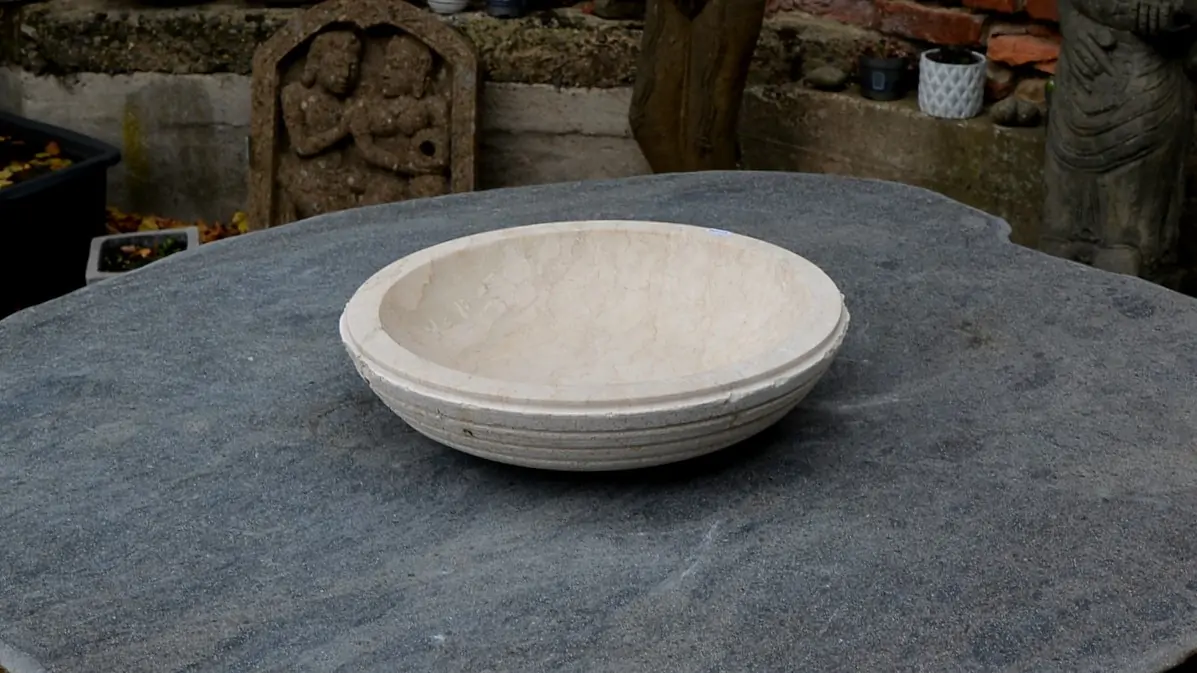Artikelbild 2 des Artikels “Schale aus Marmor, 45 cm, außen leicht bossiert “