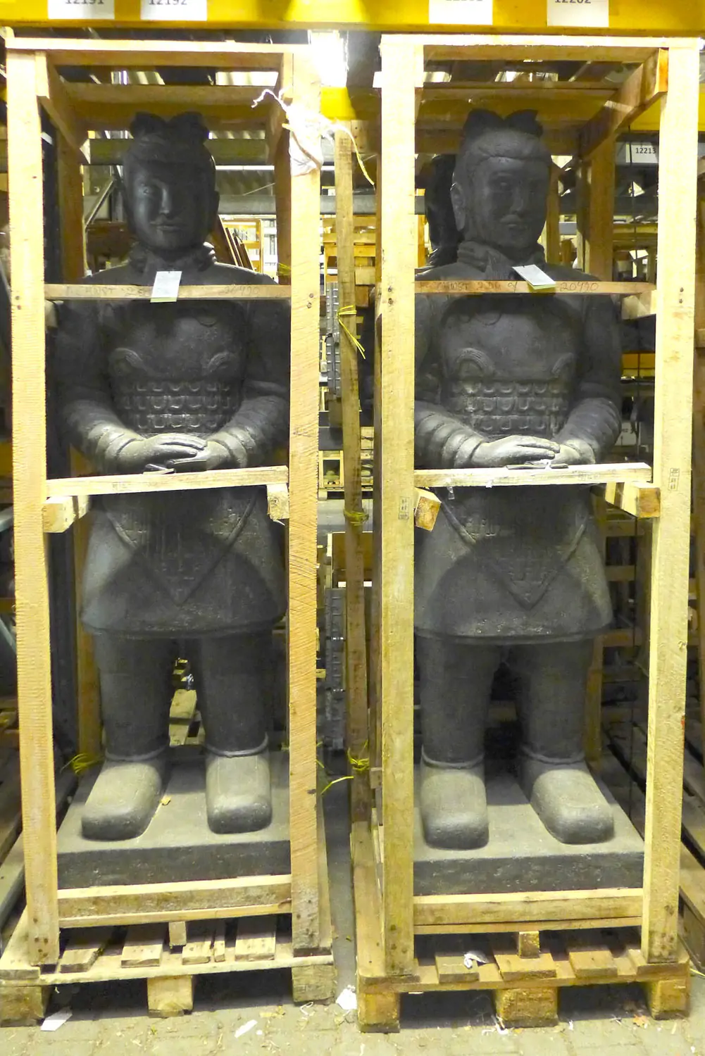 Product image 2 of the product “Kneeling Chinese warrior, 100 cm ”