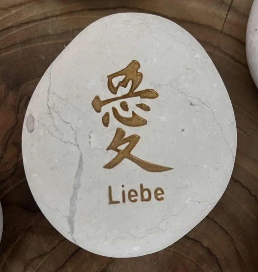 Artikelbild 2 des Artikels “Glücksstein - 7er-Set Chinesisches Zeichen, weiß / gold, deutscher Text |Natur “