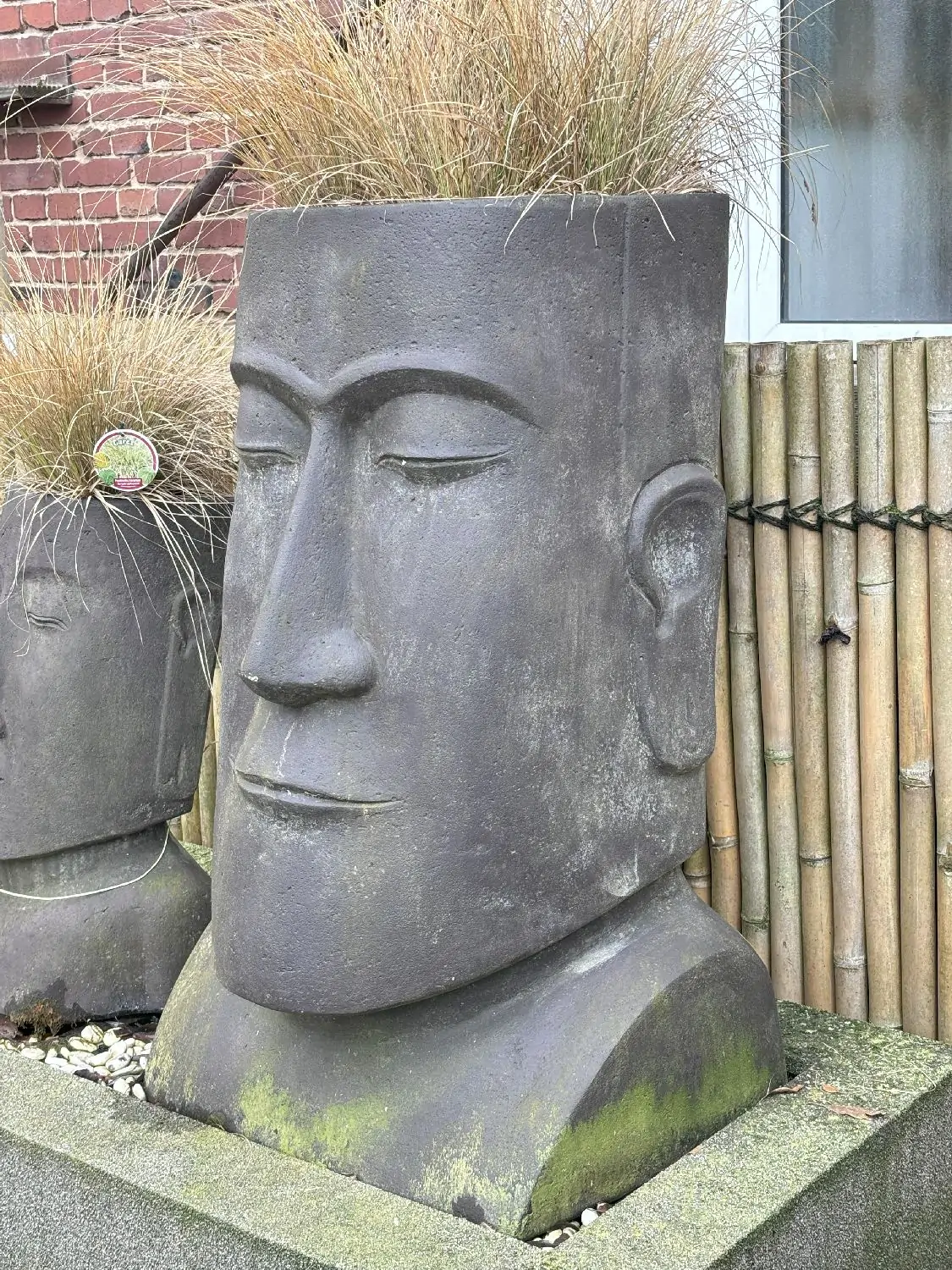 Artikelbild 2 des Artikels “Abstrakter Kopf als Pflanzer. 100 cm Höhe, Kunststein, handgefertigt & farbig. eingefaerbt in der Farbe Antik-Finish “