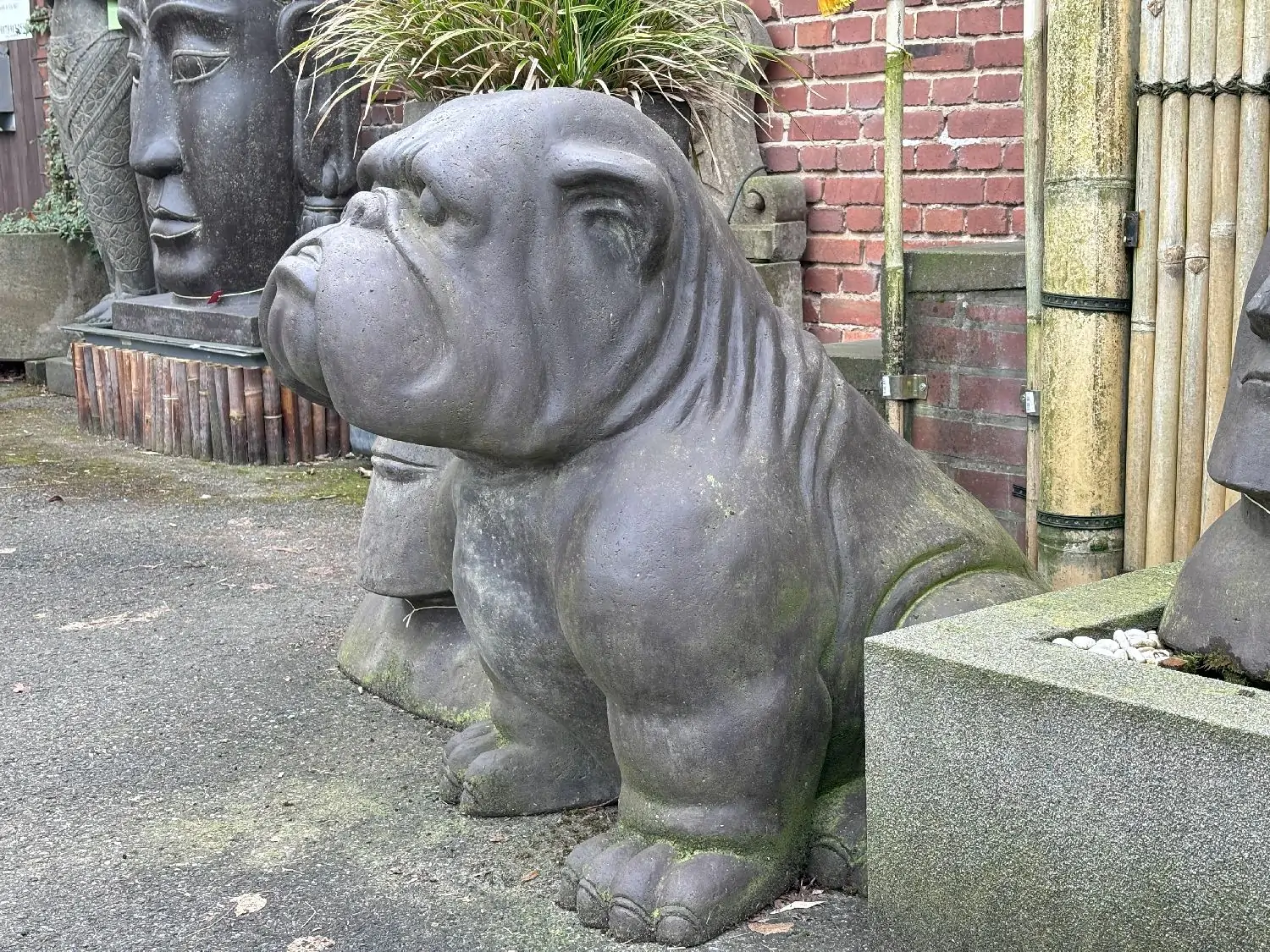 Product image 2 of the product “sitzende Bulldogge ca 115cm, Steinguss hohl. ”