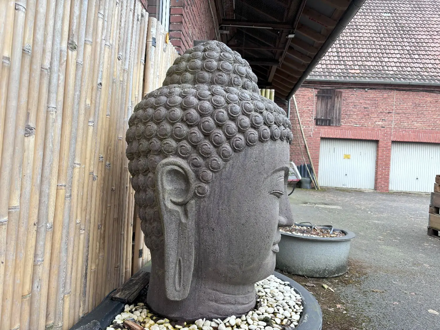 Artikelbild 2 des Artikels “Buddhakopf als Wasserspiel, 132 cm Höhe, Kunststein, hohl, handgefertigt & farbig. Eingefaerbt in der Farbe Antik-Finish “