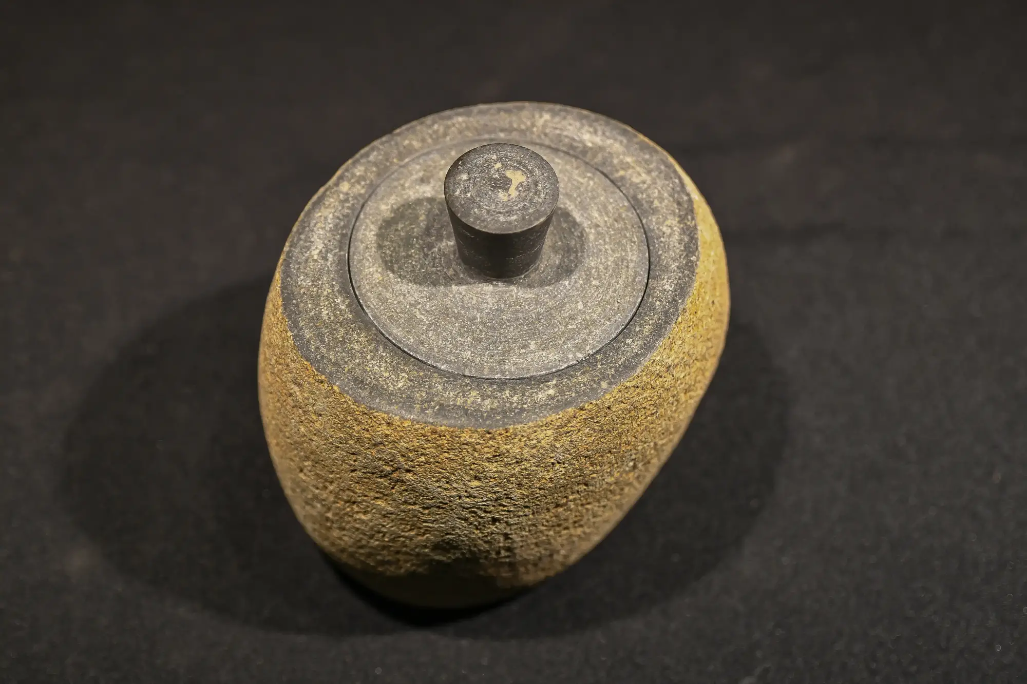 Artikelbild 2 des Artikels “Steingefäß mit Deckel aus edlem Flussstein “