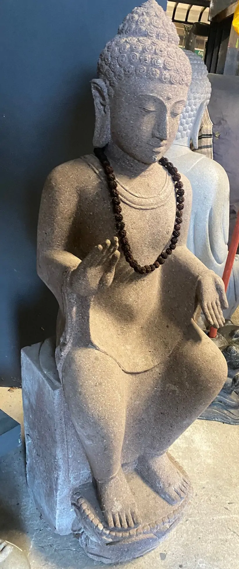 Artikelbild 2 des Artikels “EINZELSTÜCK - Sitzender Buddha auf Sockel, 130 cm H, rötlicher Flussstein “