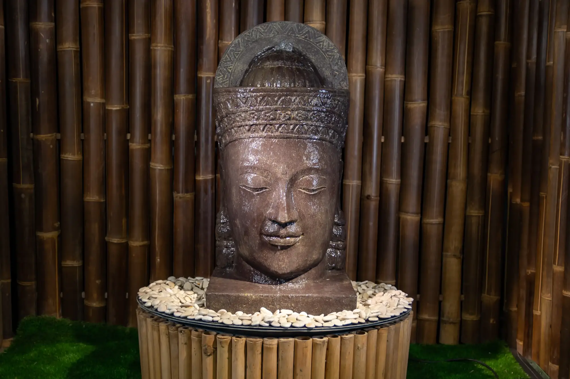 Artikelbild 3 des Artikels “Khmer-Kopf mit Sockel als Wasserspiel, ca. 85 cm H “