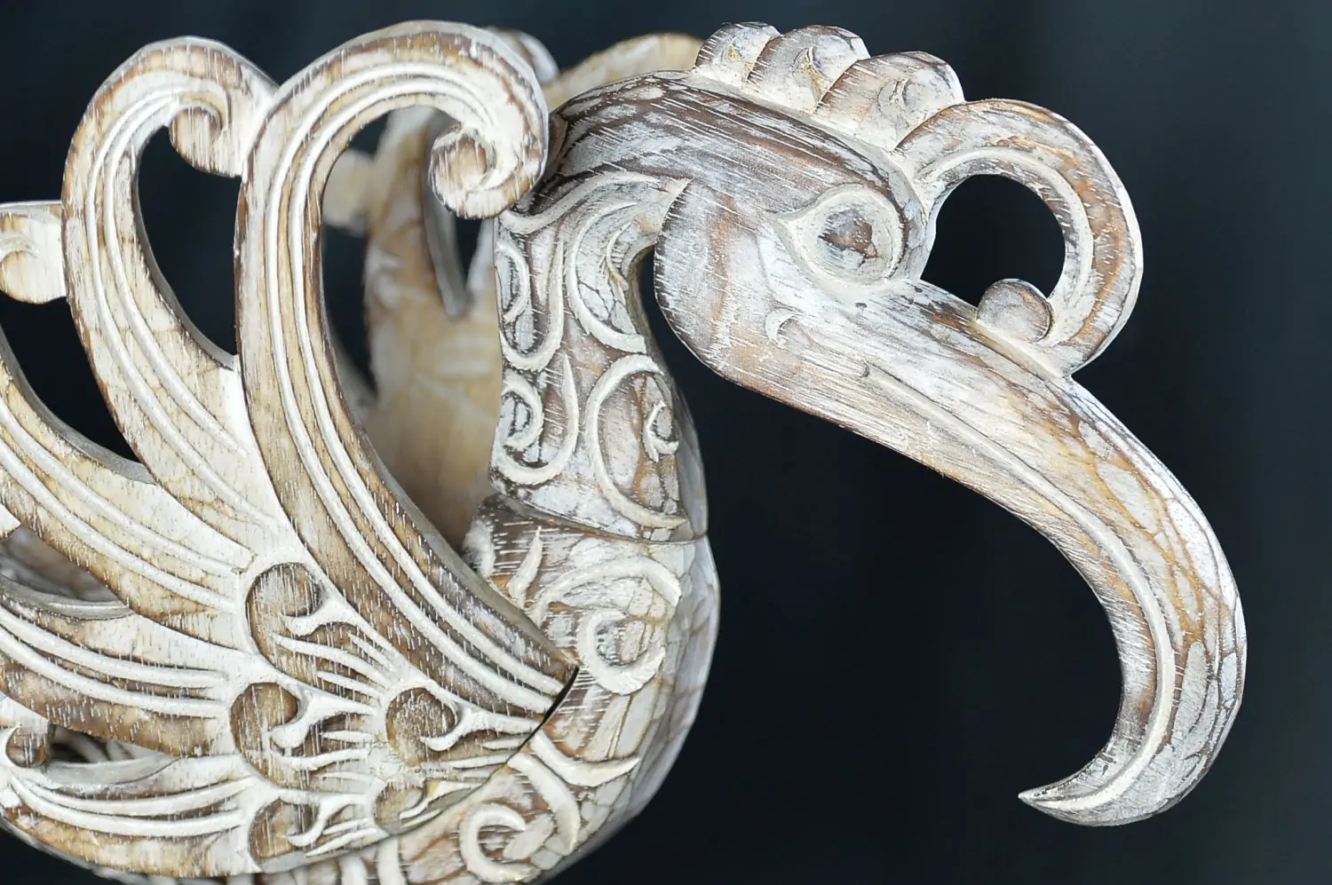 Artikelbild 3 des Artikels “Paradisvogel, Designstück aus Kokosnuss, bemalt “