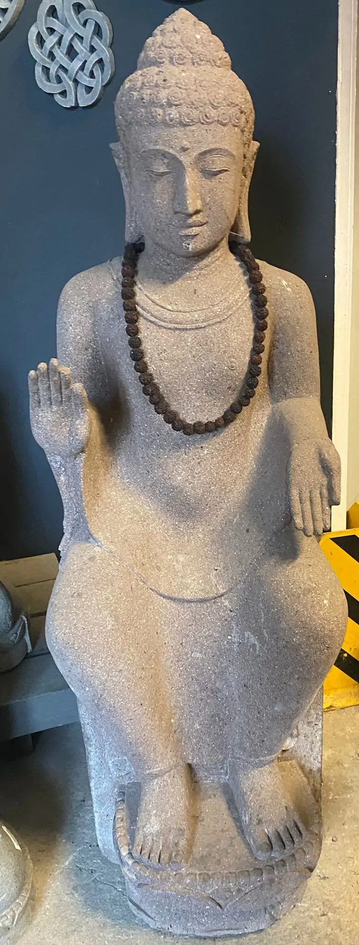 Artikelbild 3 des Artikels “EINZELSTÜCK - Sitzender Buddha auf Sockel, 130 cm H, rötlicher Flussstein “