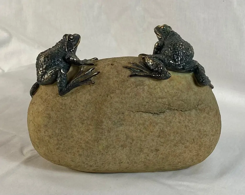 Artikelbild 3 des Artikels “Zwei Frösche im Duo – Bronzeoptik auf Stein (ca. 21 cm) “