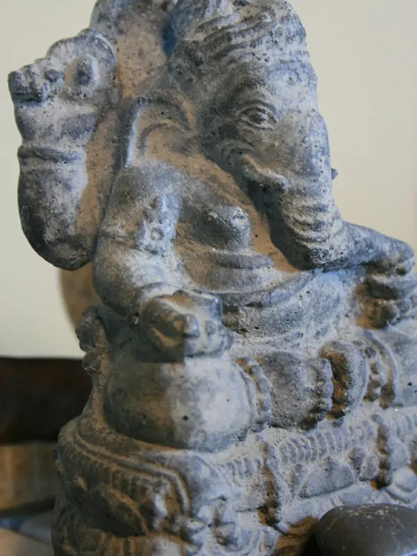 Artikelbild 4 des Artikels “Ganesh, sitzend | Kunststein | ca. 15 h - Lavagesteinguss, Antik-Finish “