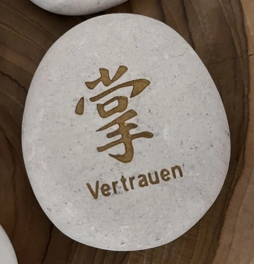 Artikelbild 4 des Artikels “Glücksstein - 7er-Set Chinesisches Zeichen, weiß / gold, deutscher Text |Natur “