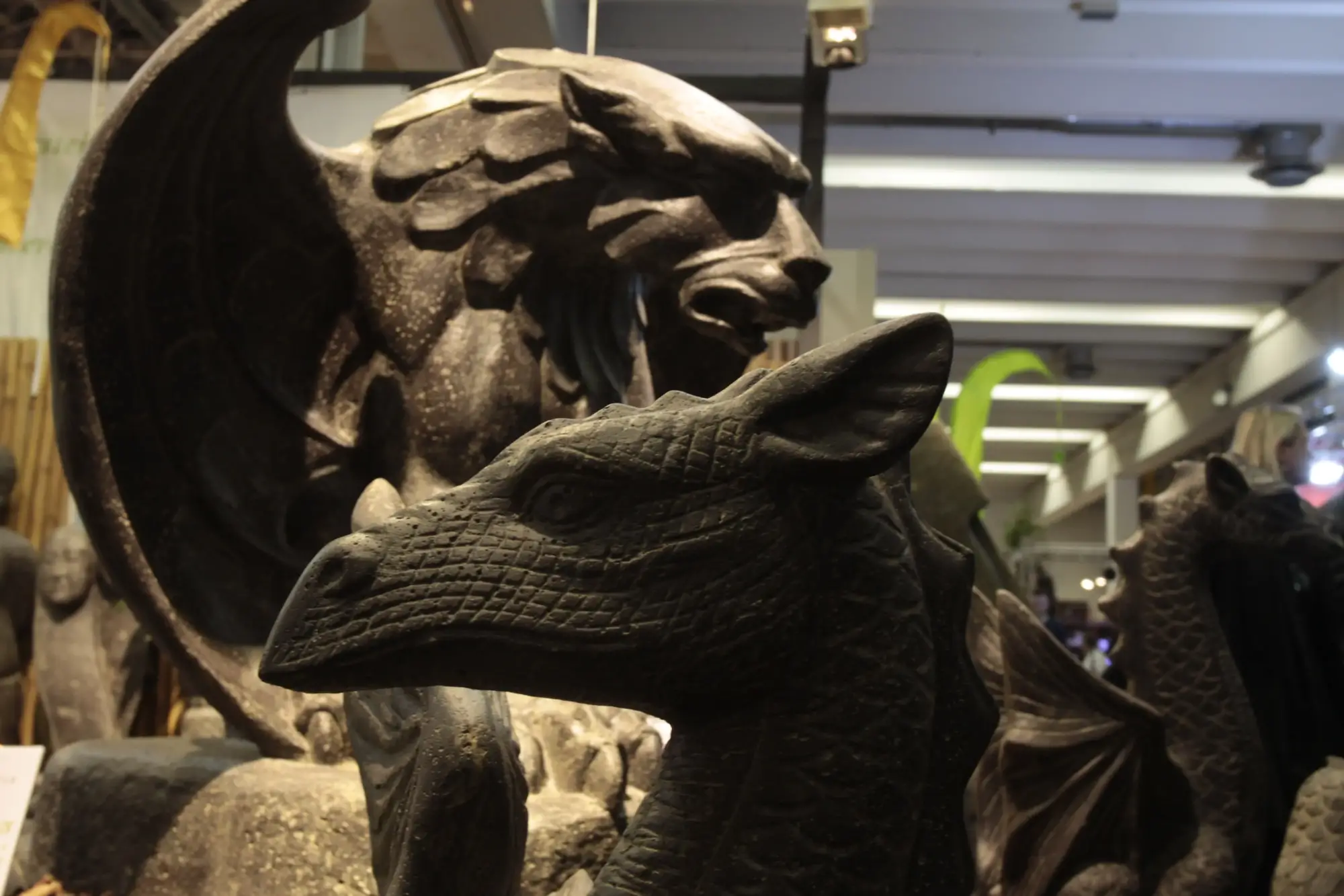Product image 4 of the product “Sitting dragon on stone, looking to the right, ca. 65 cm H ”