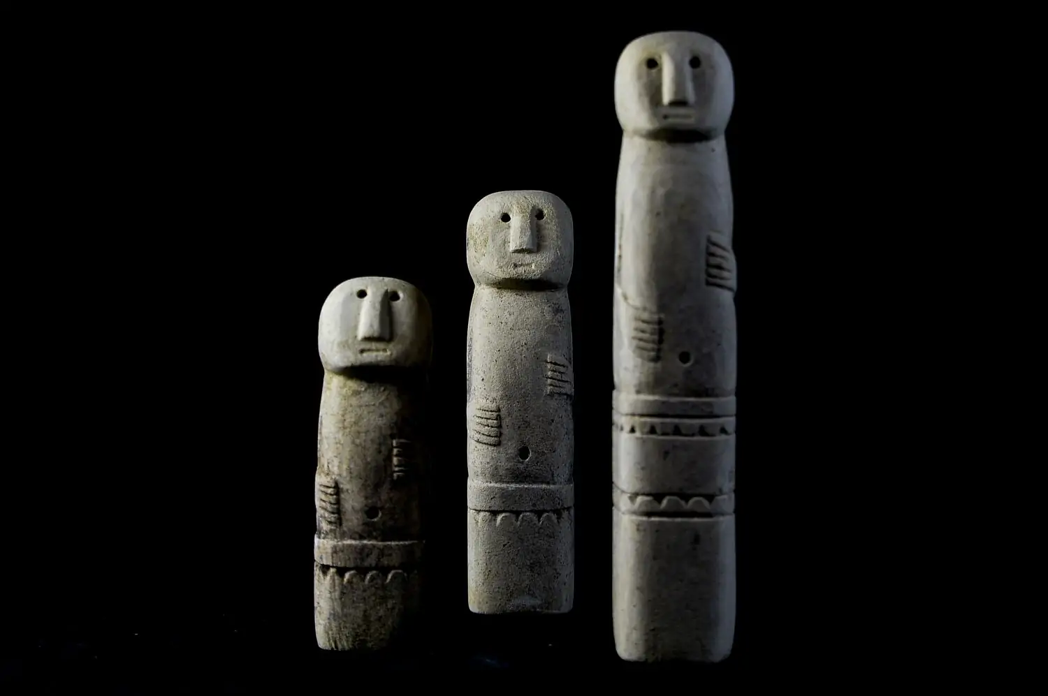 Artikelbild 5 des Artikels “Set mit drei Statuen, Naturstein “