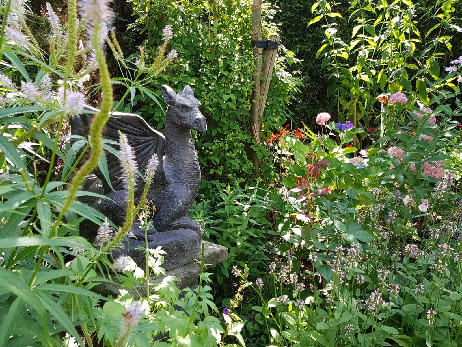 Product image 6 of the product “Sitting dragon on stone, looking to the right, ca. 65 cm H ”