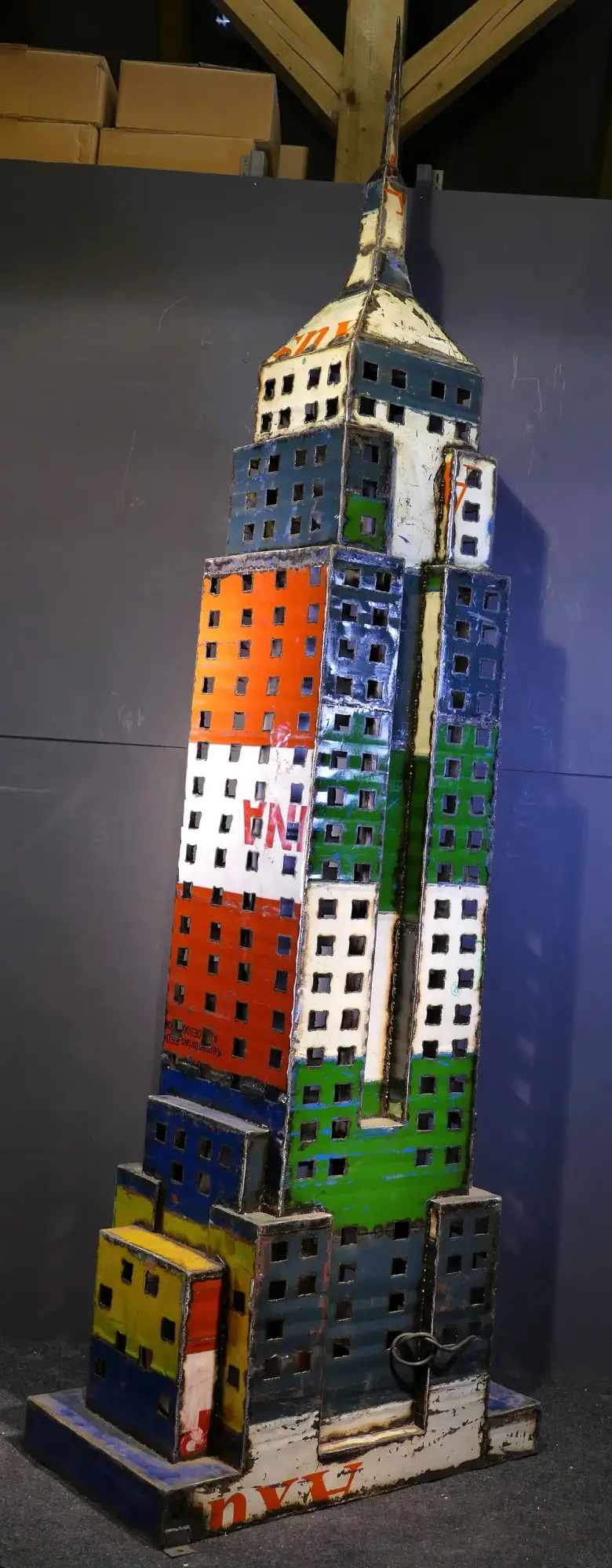 Artikelbild 7 des Artikels “Empire State Building, 240cm Höhe, Skulptur aus upcyceletem Ölfass “