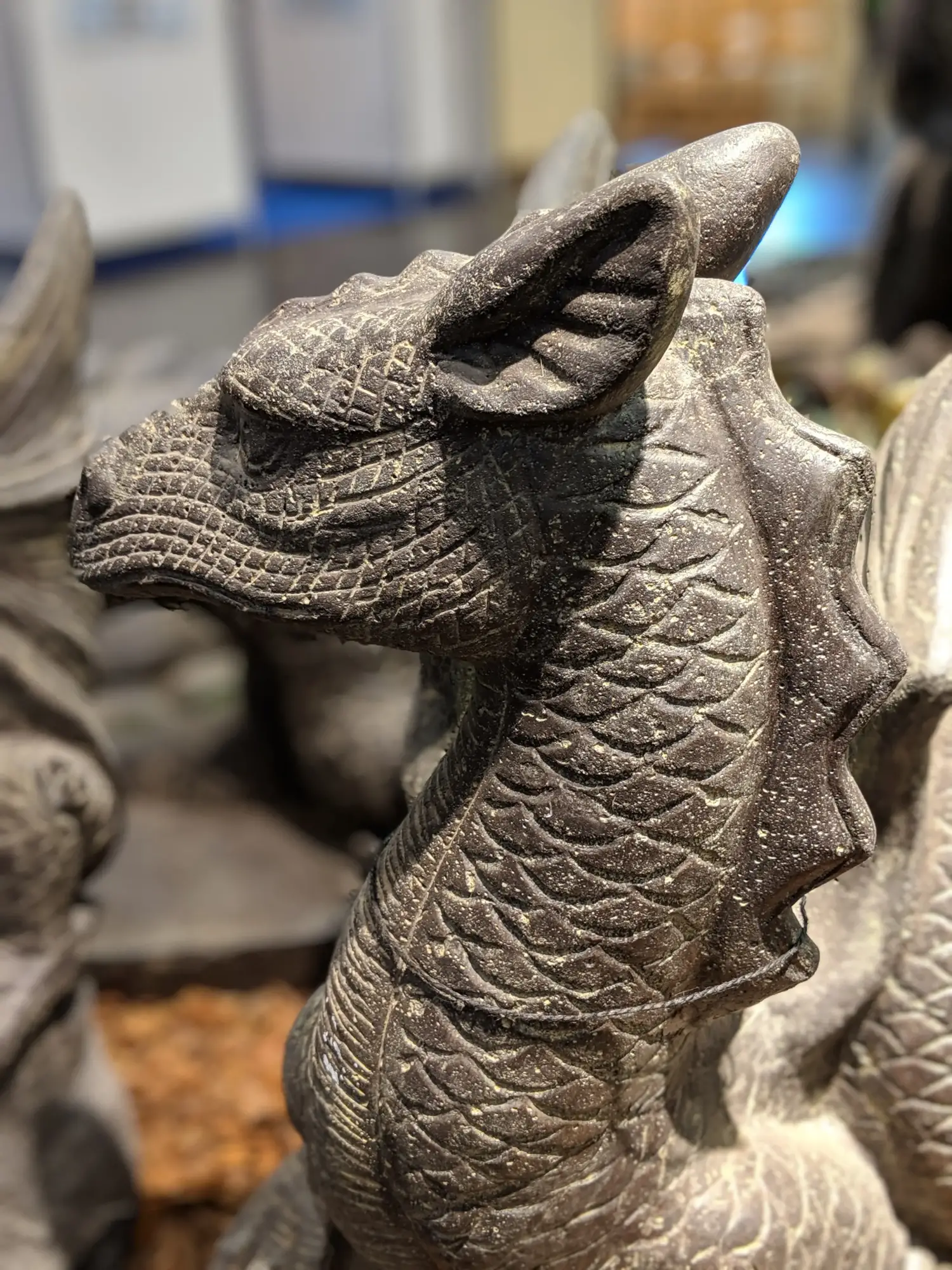 Product image 7 of the product “Sitting dragon on stone, looking to the right, ca. 65 cm H ”